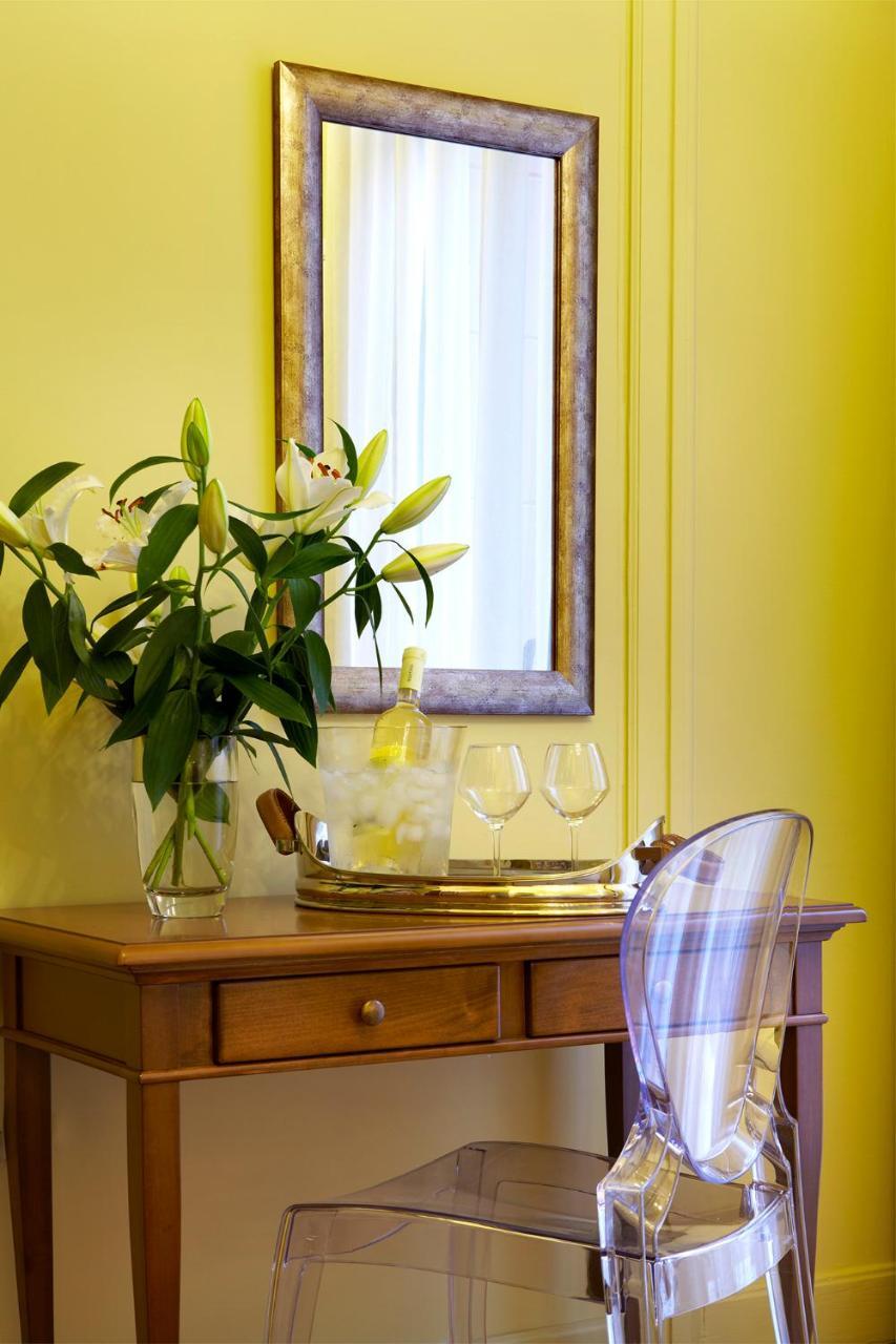 Family Room, Connecting Rooms